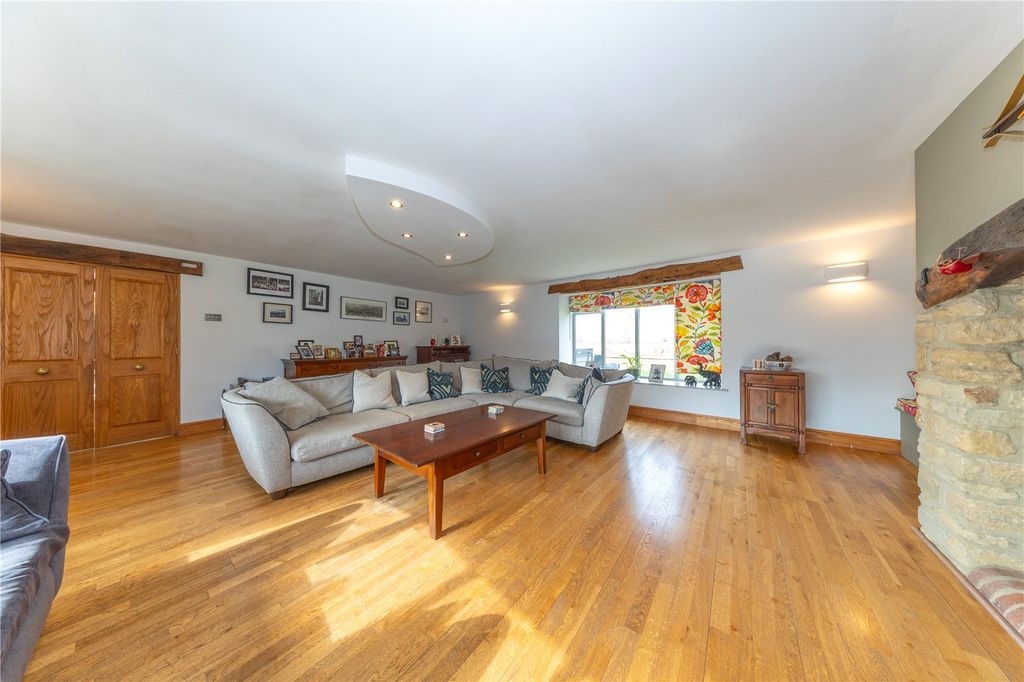 Property photo 3 of 28 Sitting Room