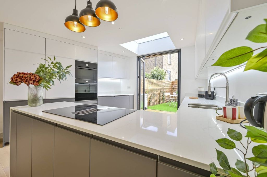 Property photo 1 of 32