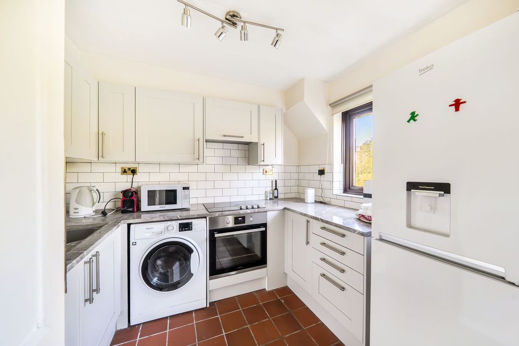 Property photo 3 of 11 Kitchen