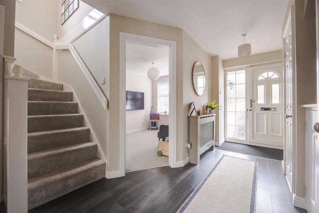 Property photo 3 of 17 Entrance Hall
