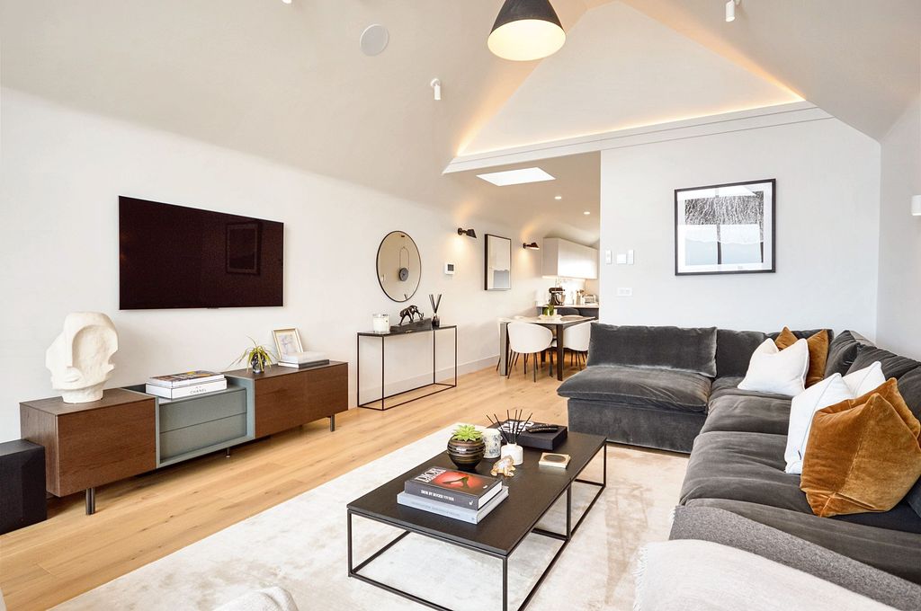 Property photo 3 of 21