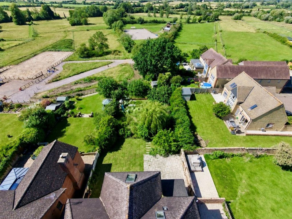 Property photo 3 of 28 v3