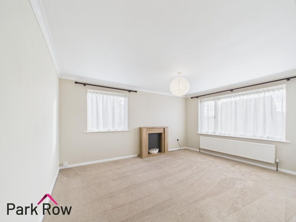 Property photo 3 of 21 Lounge