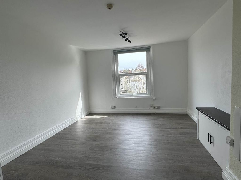 Property photo 2 of 6 Studio