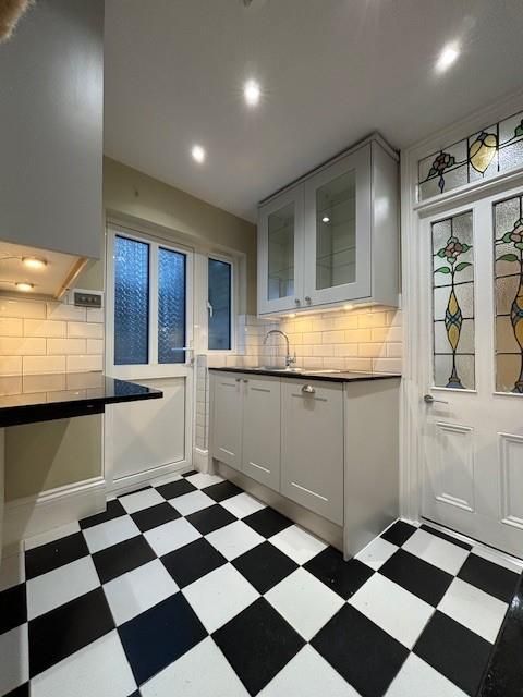 Property photo 1 of 16 Harwood Kitchen 3.Jpg