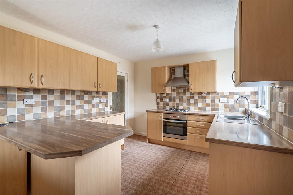 Property photo 2 of 11 Kitchen