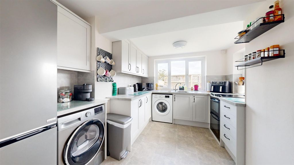 Property photo 3 of 14 Kitchen1.Jpg