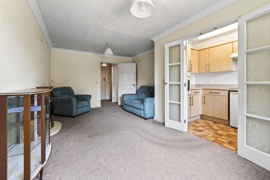 Property photo 2 of 10 Living Dining Room (2)