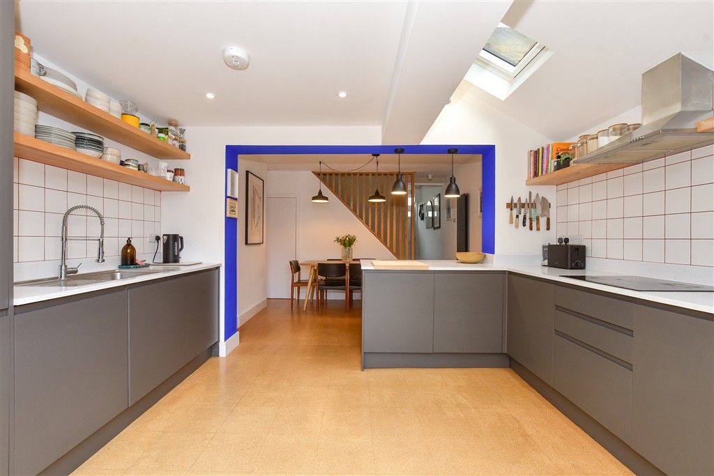 Property photo 3 of 11 Kitchen
