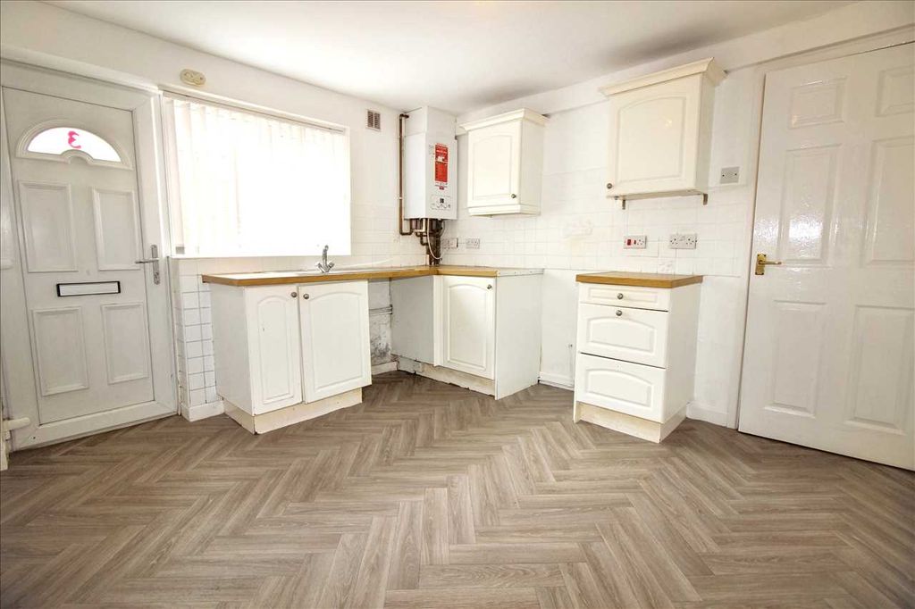 Property photo 3 of 6 Kitchen