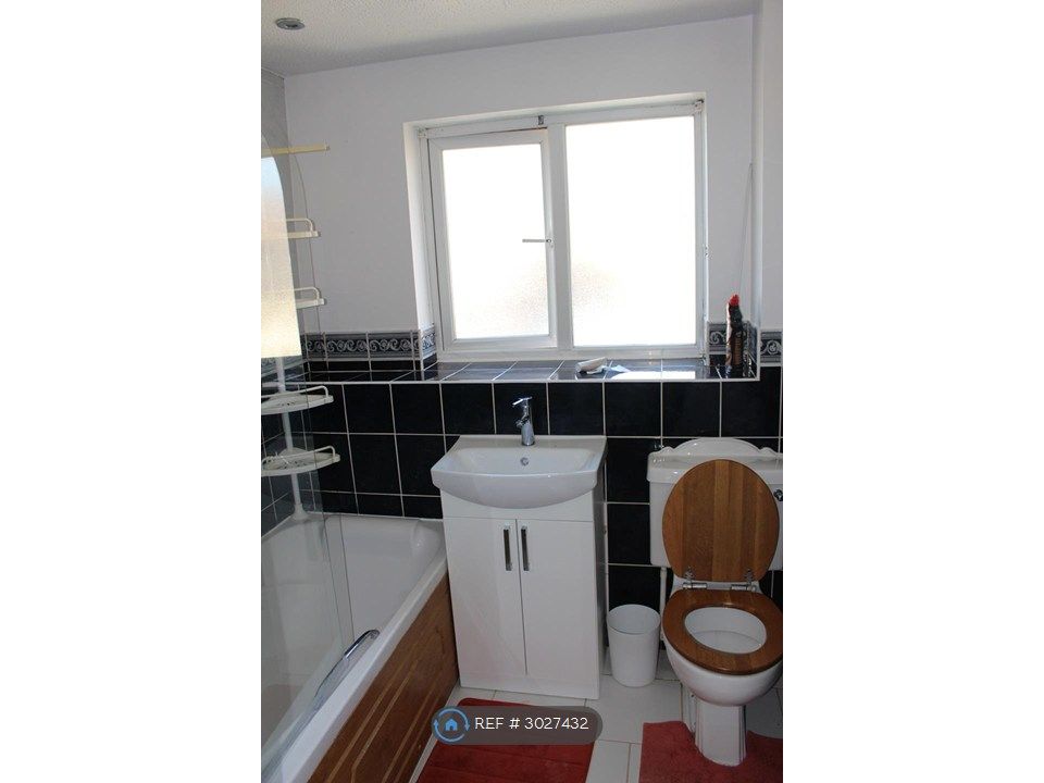 Property photo 2 of 16 Bathroom