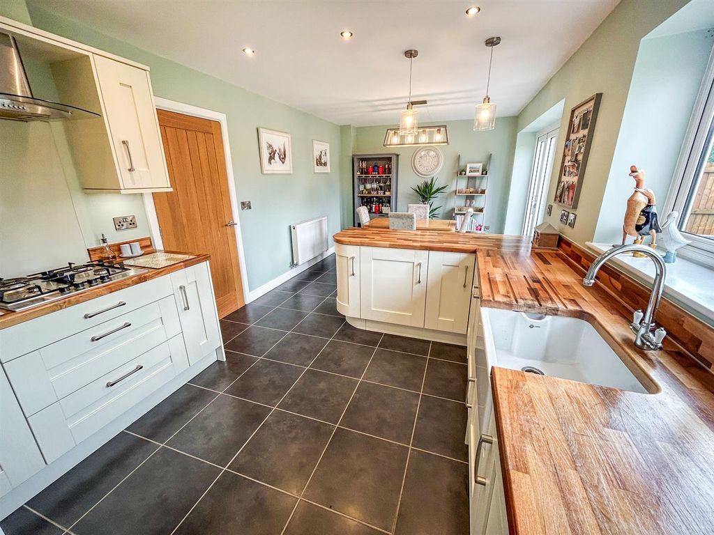 Property photo 3 of 28 Kitchen/ Dining Room