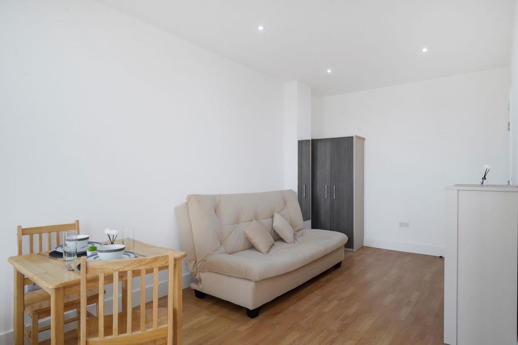 Property photo 2 of 14 Flat 78 Natwest House, 225 Shenley Road - 28Fyhnth