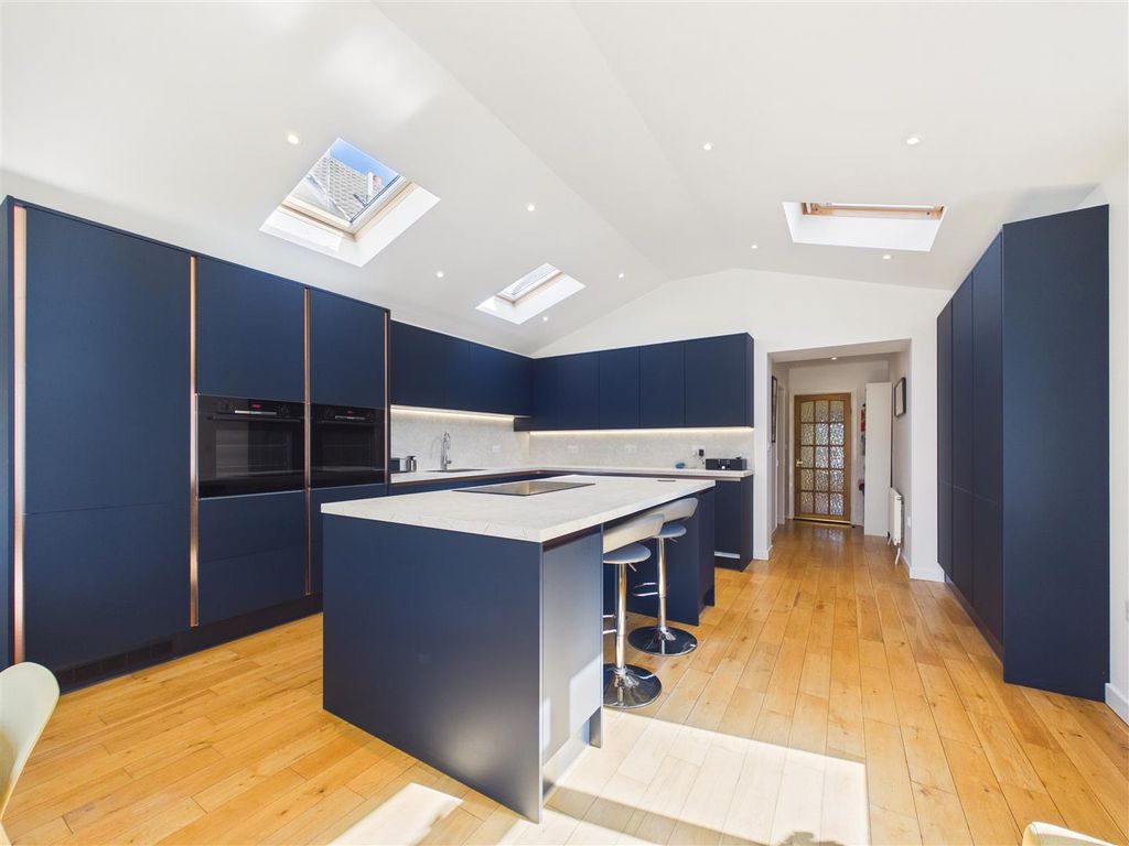 Property photo 3 of 18 Cam05451G0-Pr0122-Still012.Jpg