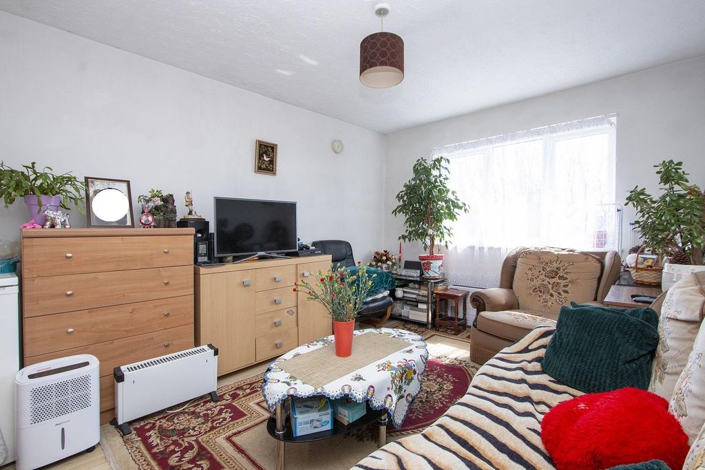 Property photo 3 of 7 39 Fairfield Close, Mitcham, Cr4 3Re Reception 1.J