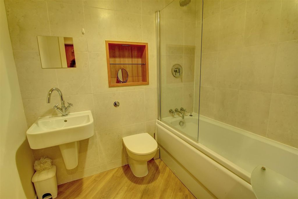 2 bed flat for saleColombo Square, Ochre Yards, Gateshead NE8 photo 5