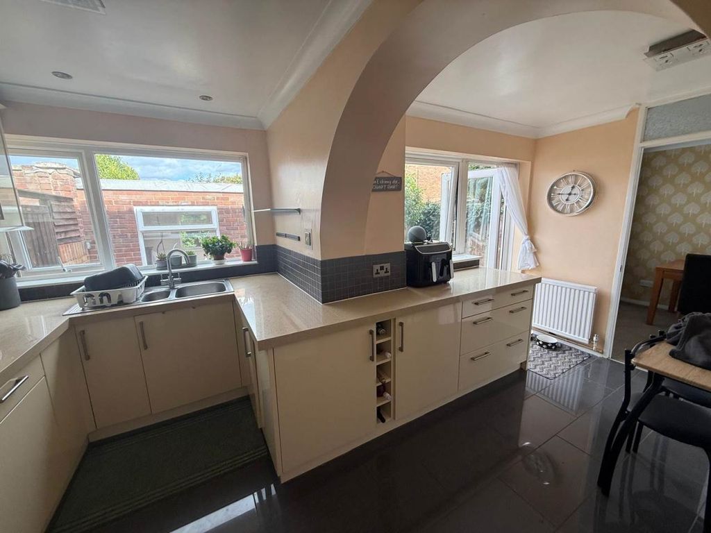 Property photo 2 of 10 Kitchen