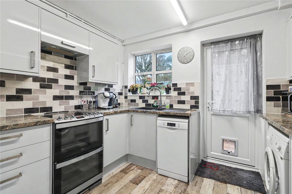 Property photo 3 of 8 Kitchen