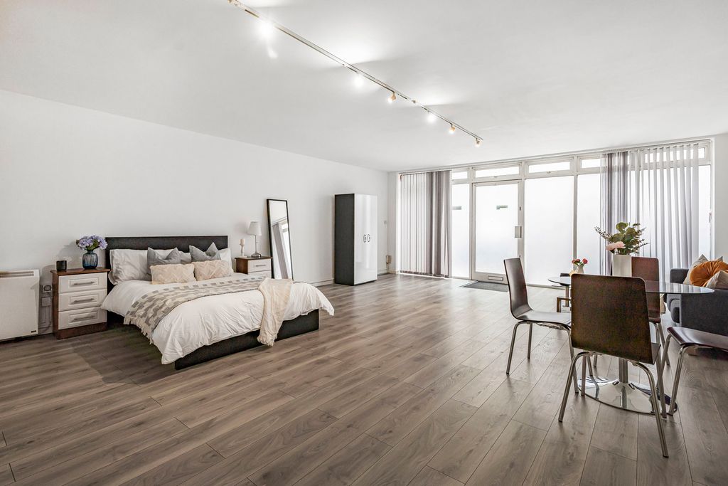 Property photo 1 of 18 Studio