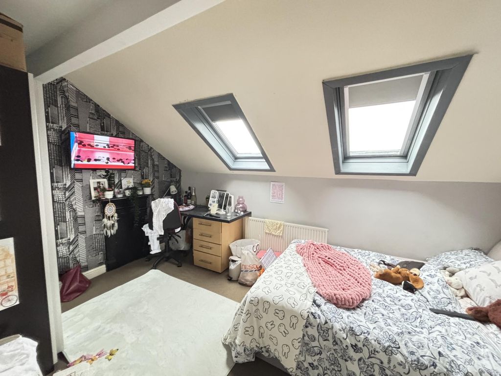 Property photo 2 of 14 A Bright And Cozy Bedroom With Two Skylight Window...