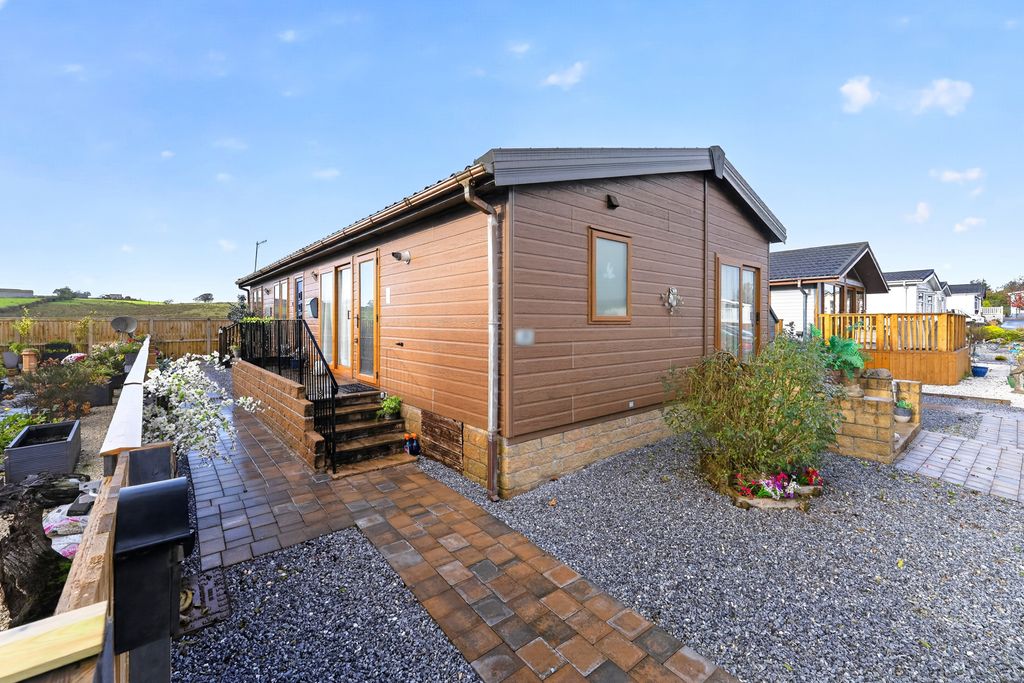 Property photo 1 of 17 External