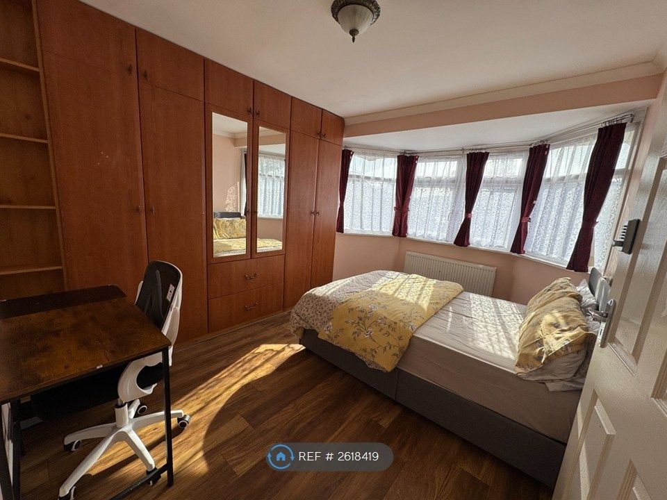 Property photo 1 of 4 Room 2- £975