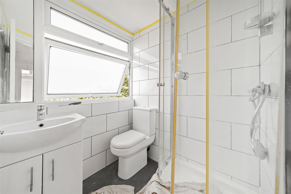Property photo 2 of 7 Windsor Road 42 Tff W5 Ph5.Jpg