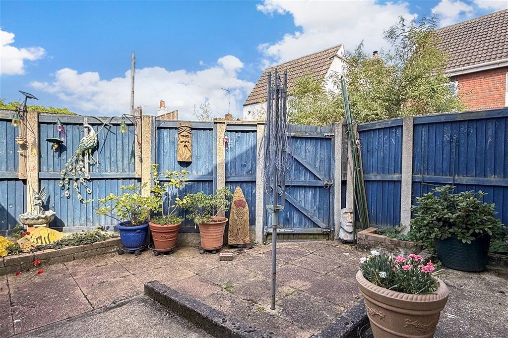 Property photo 3 of 13 Garden 2