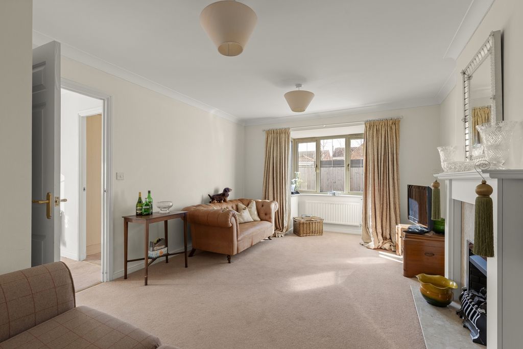 Property photo 3 of 18 Lounge