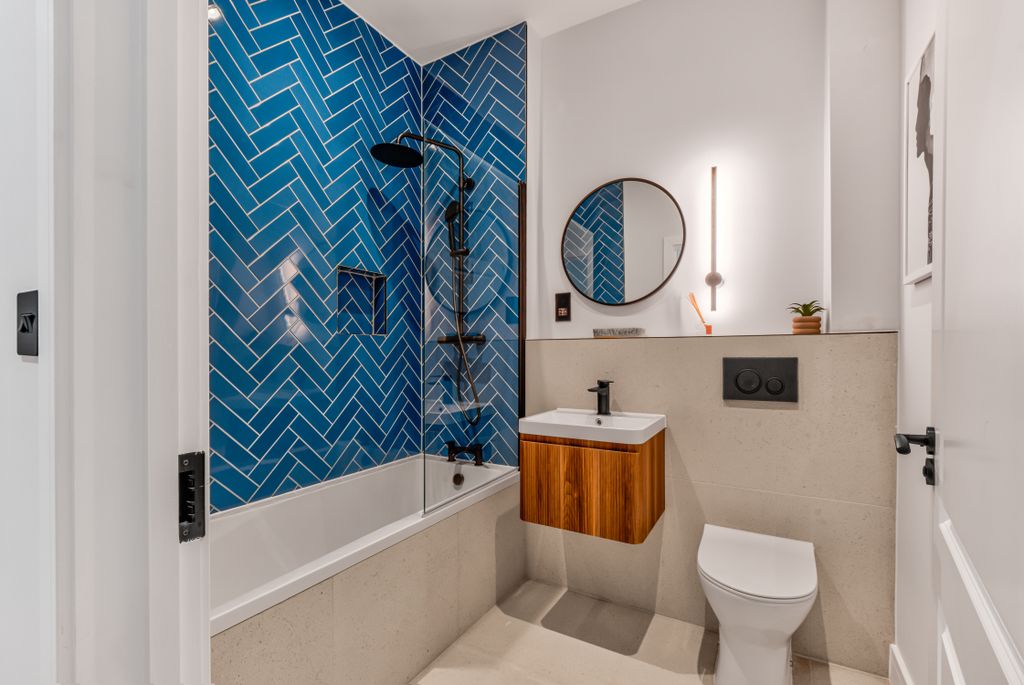 Property photo 2 of 6 Flat 1 Bathroom