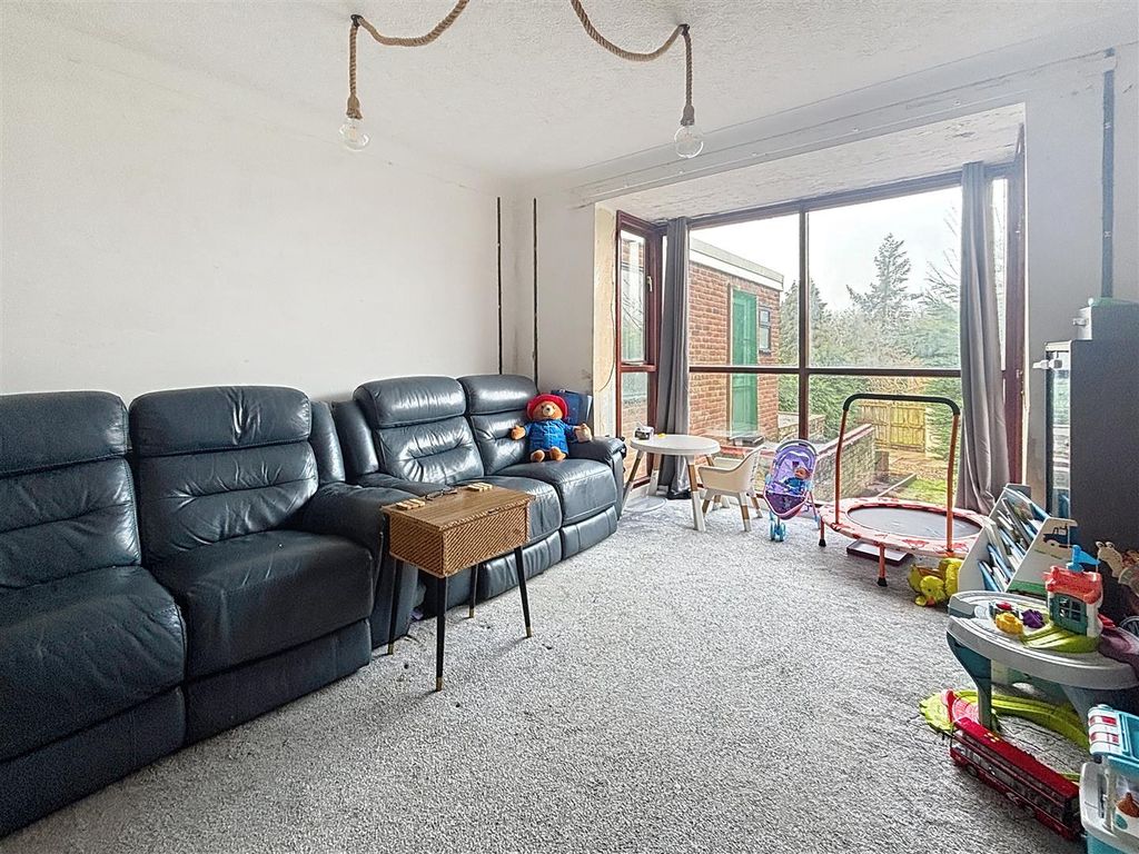 Property photo 3 of 25 Lounge