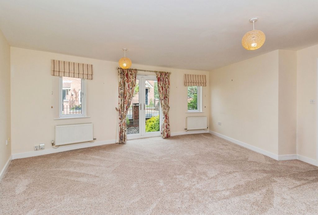 Property photo 2 of 11 Living Room