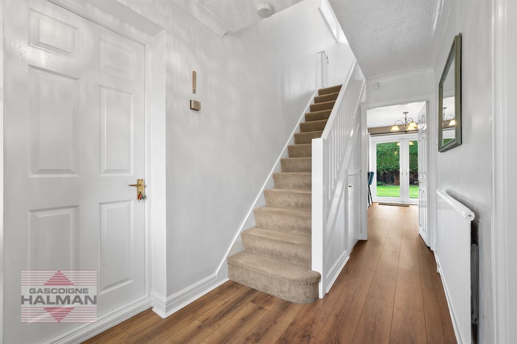 Property photo 2 of 21 Entrance Hallway