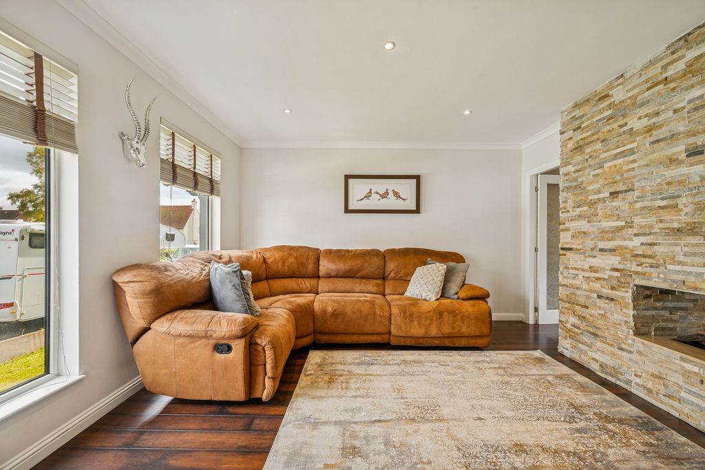 Property photo 3 of 36 Lounge