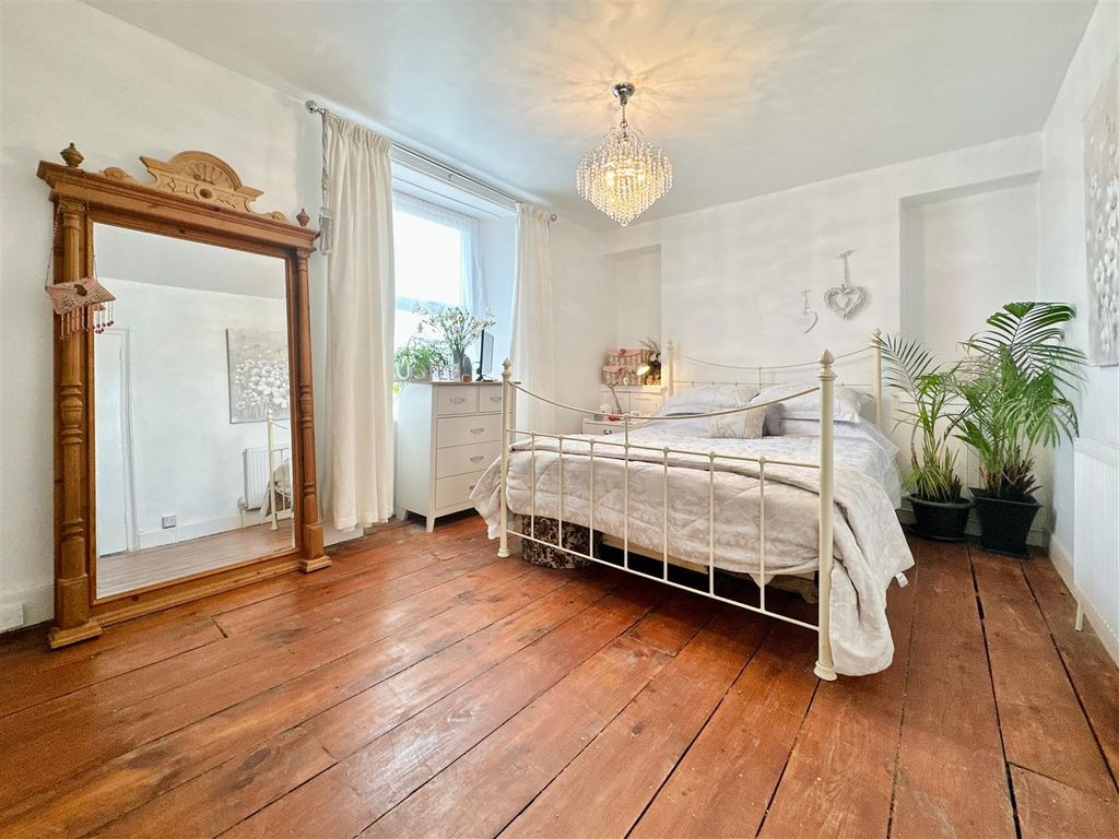 Property photo 1 of 21 Bedroom 1.Jpg