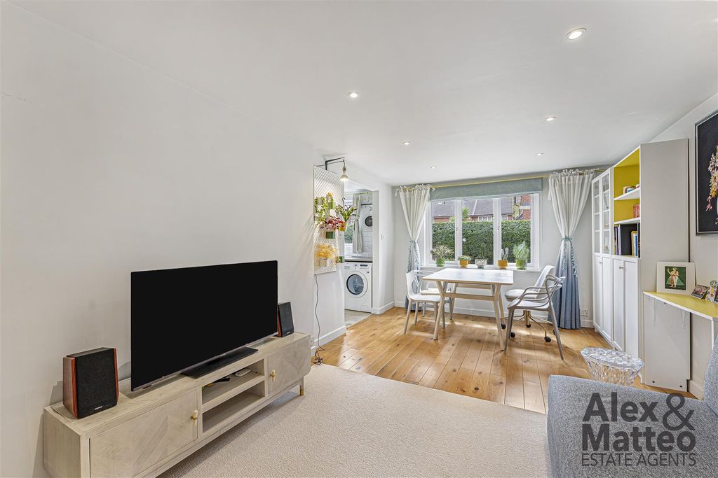 Property photo 3 of 18 Goodwin Close