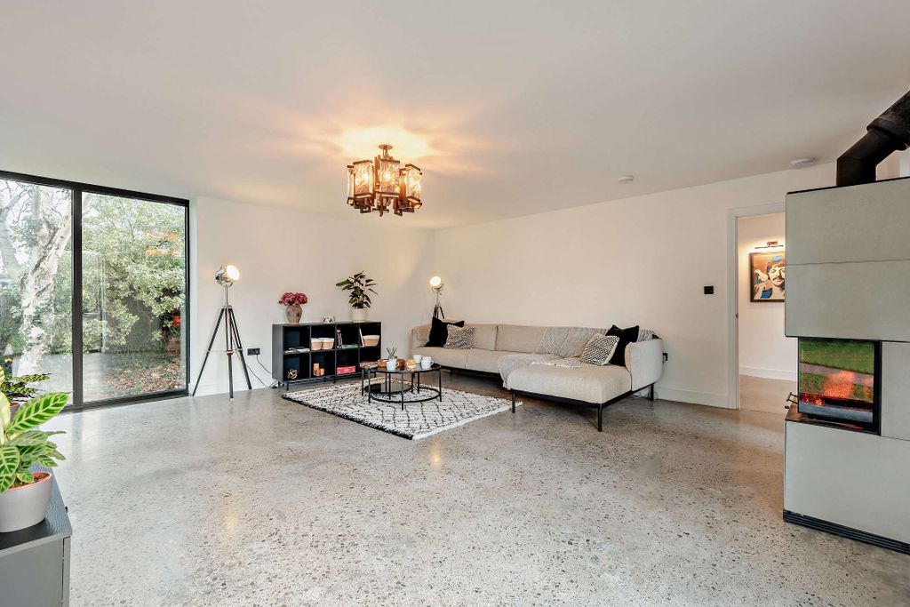 Property photo 2 of 46 8672880-Interior02-800