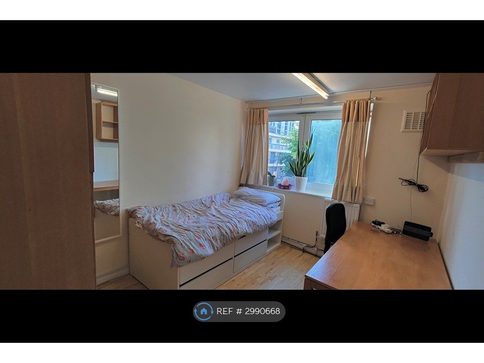 Property photo 1 of 9 Large Bedroom