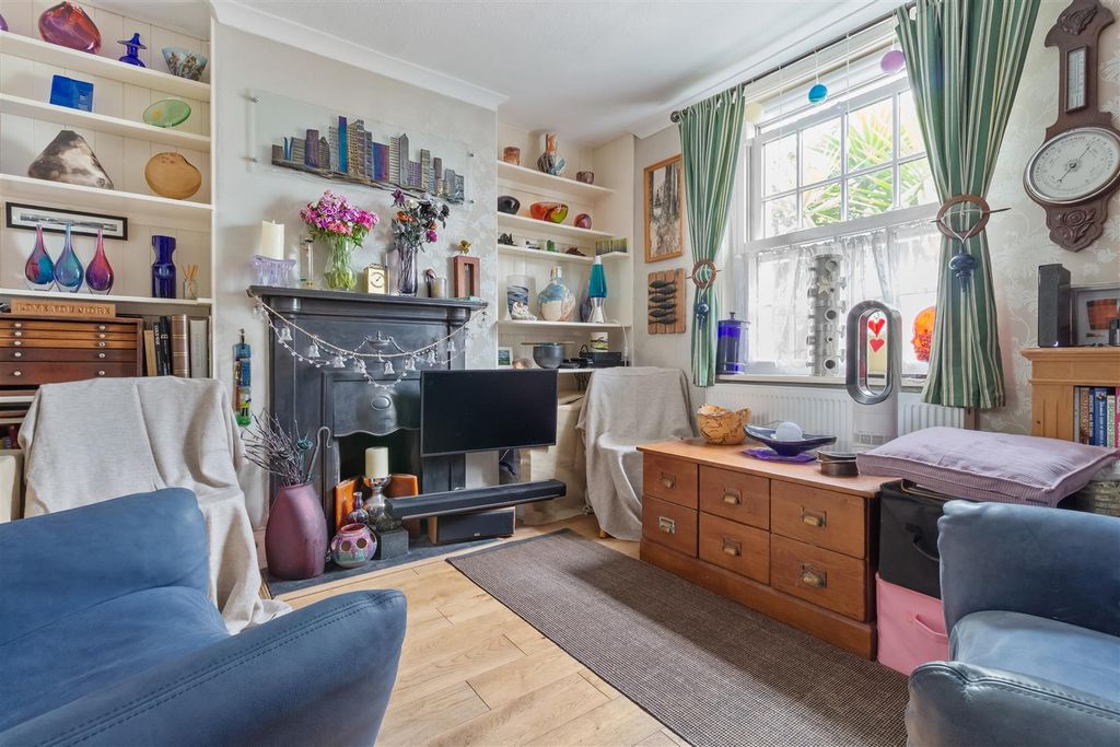 Property photo 2 of 20 33 Park Road-007.Jpg