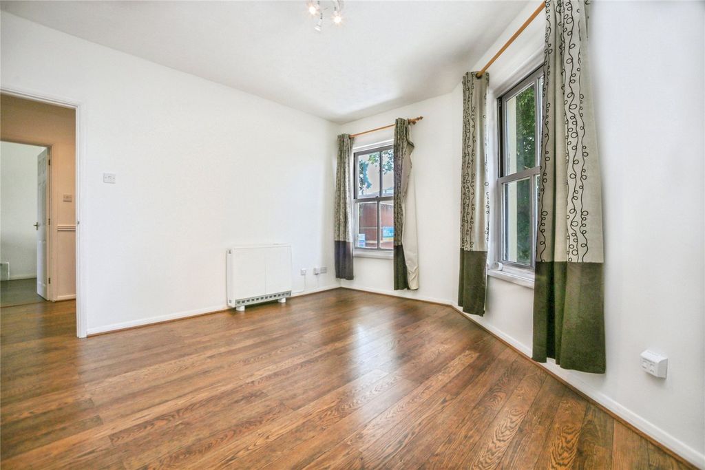 Property photo 3 of 11 Picture No. 12
