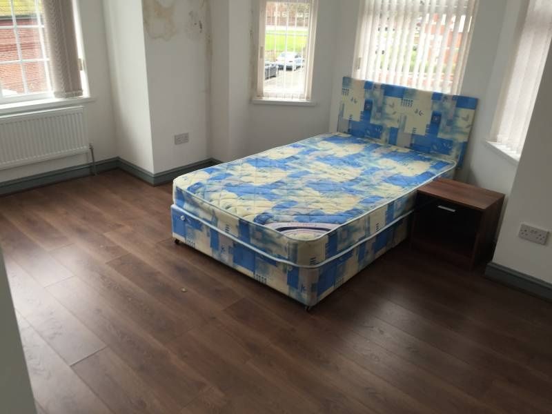 Property photo 1 of 8 Bright Corner Double Bedroom With Three Tall Windo...