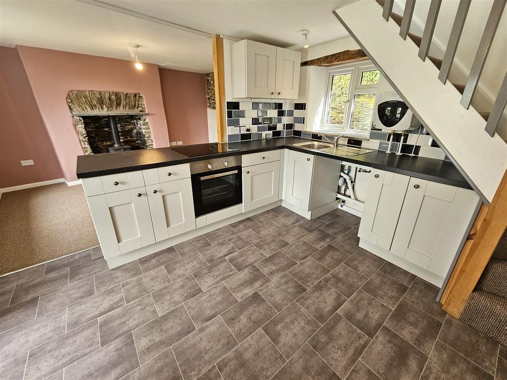 Property photo 3 of 16 Kitchen.Jpg