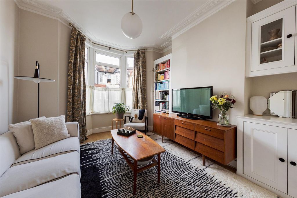 Property photo 2 of 17 Millais Road, E11