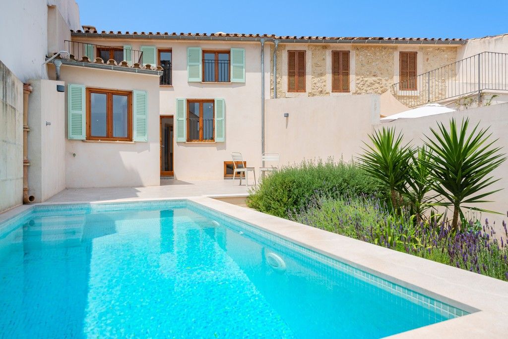 Property photo 1 of 20 Swimming Pool (1)