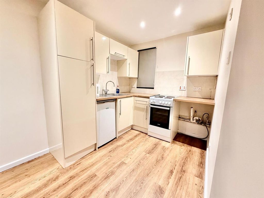 Property photo 2 of 6 Kitchen