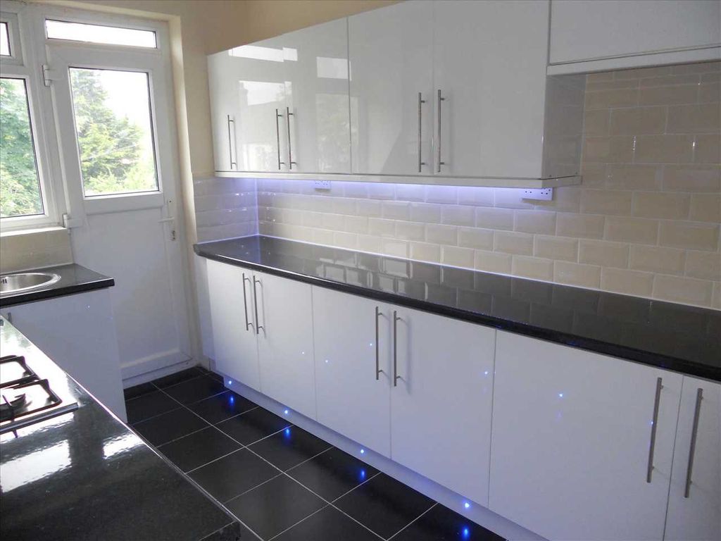 Property photo 3 of 5 Fitted Kitchen