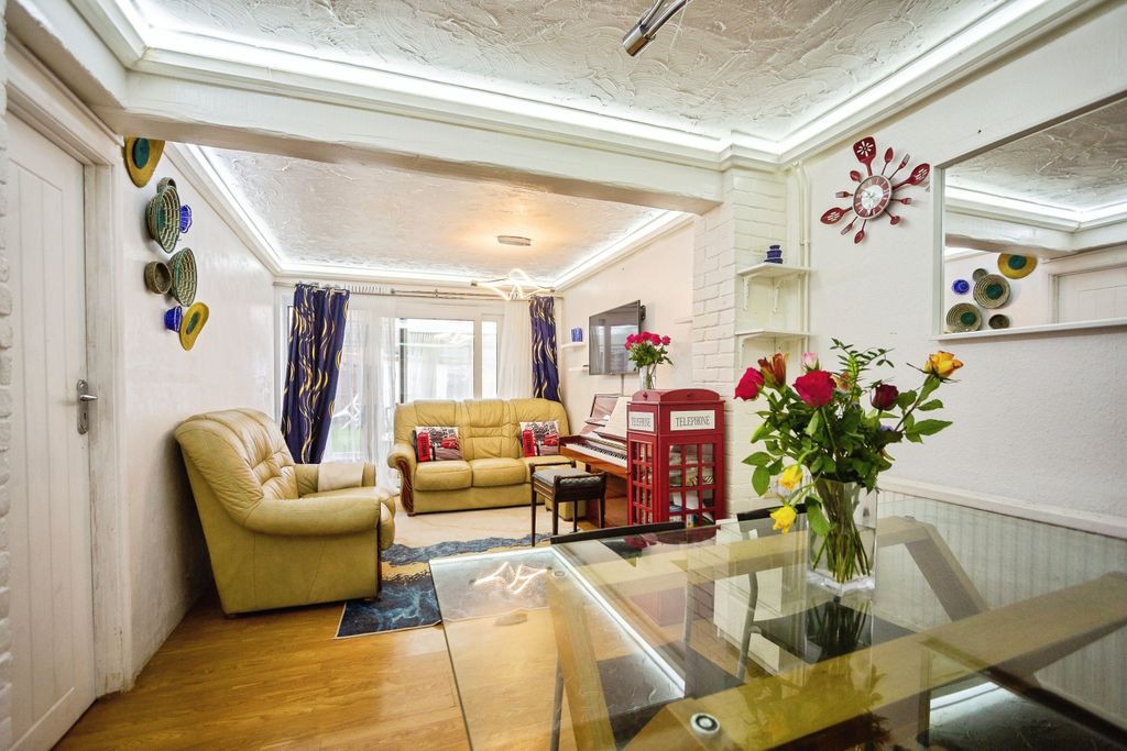 Property photo 3 of 19 Lounge/Dining Room