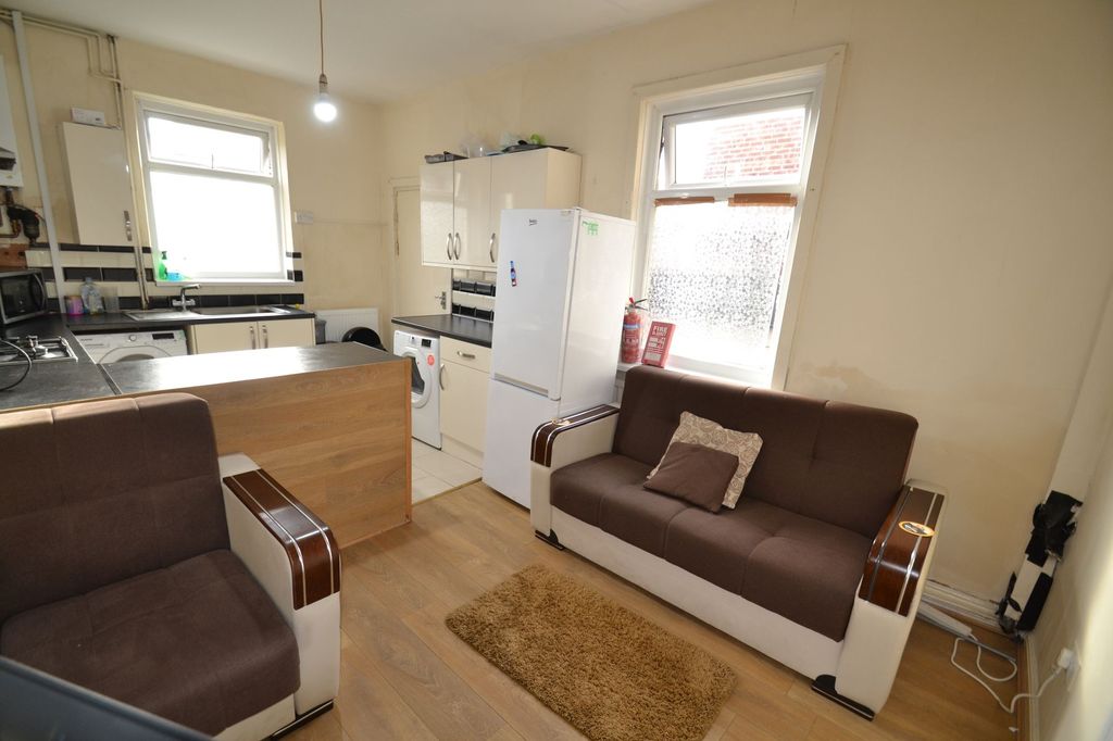 Property photo 1 of 25 Compact Open-Plan Living Area With Kitchenette, Tw...