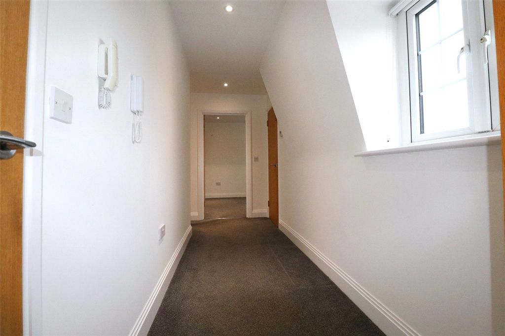 Property photo 2 of 9 Entrance Hall