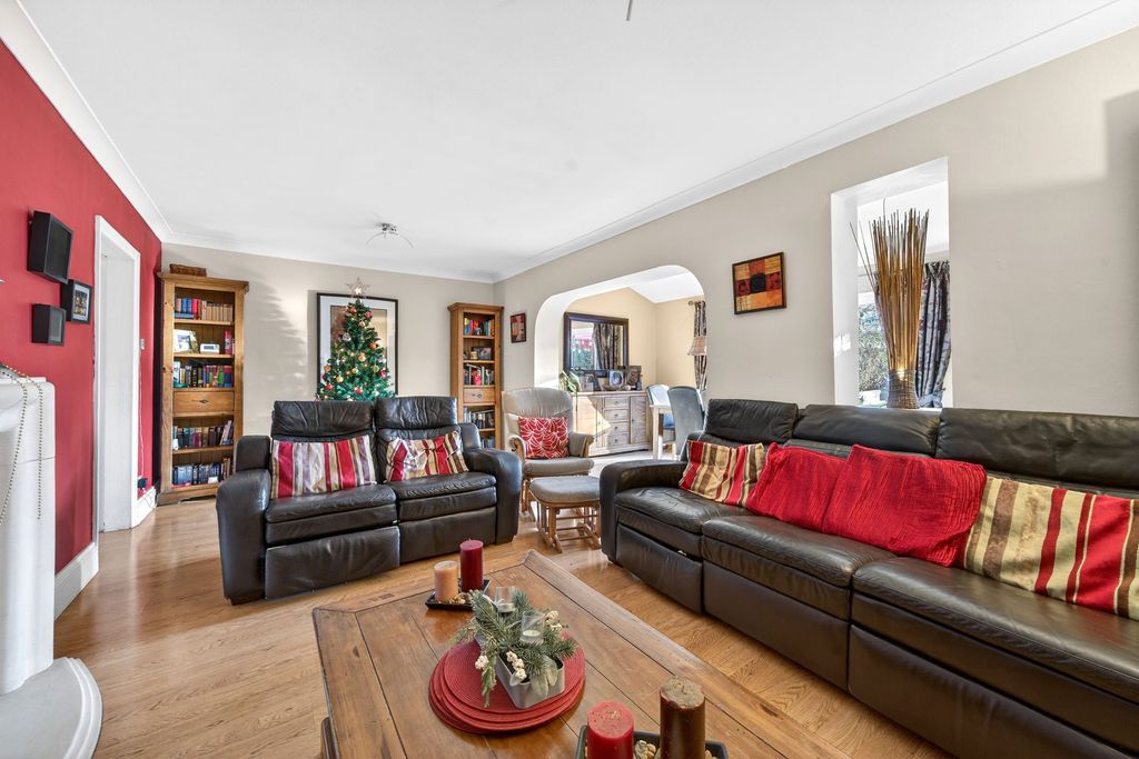 Property photo 3 of 18 Living Room